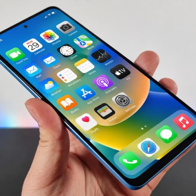 Un dezvoltator rulează iOS 16 pe smartphone Xiaomi Redmi Note 12 4G