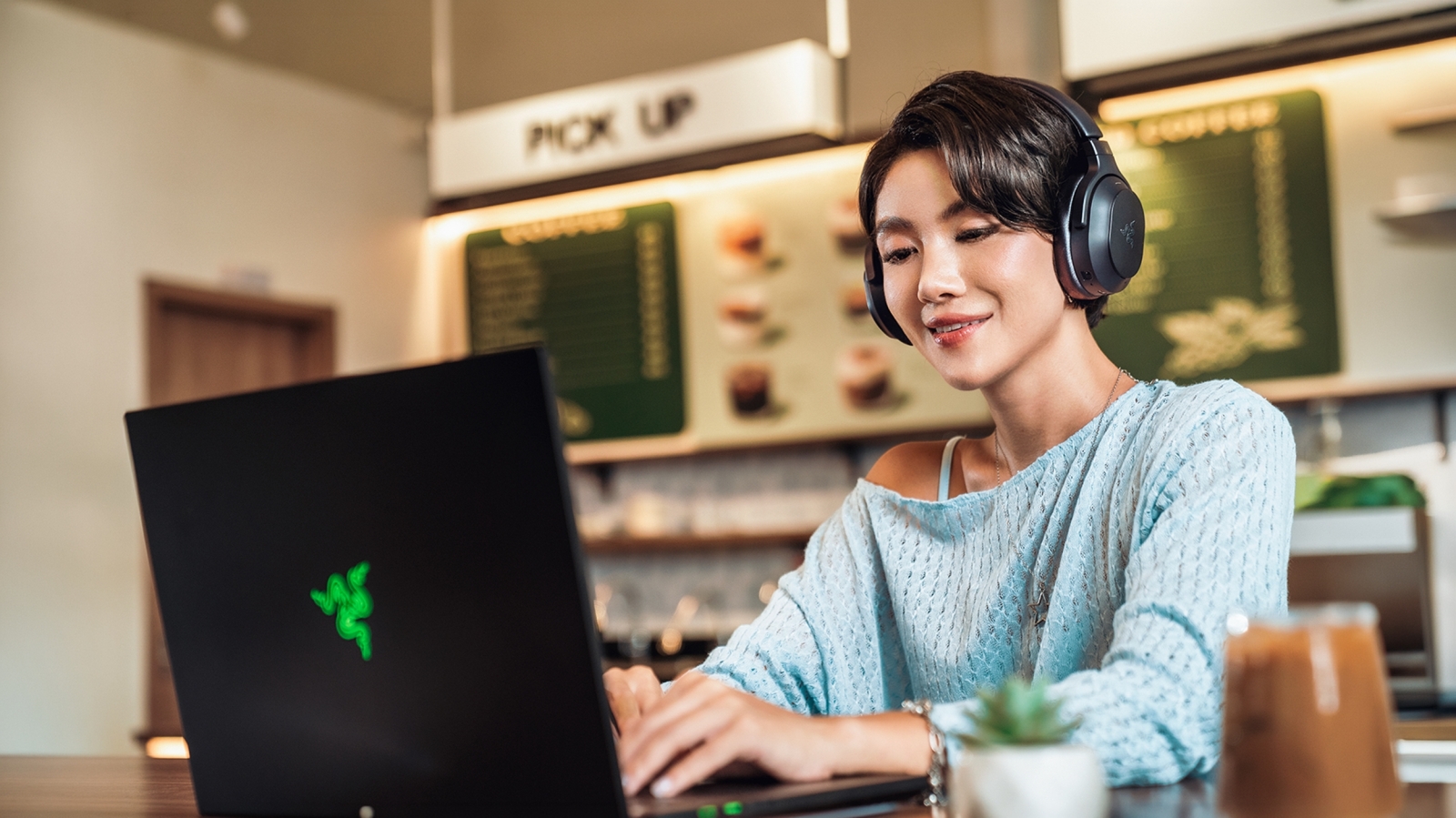Razer lansează Barracuda V2 Pro: Căștile de gaming premium cu tehnologie hibridă ANC și autonomie de 70 de ore