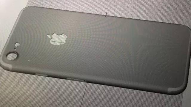 <b>Noi randări profesioniste ale lui iPhone 7 indică lipsa inelului metalic în jurul butonului Home, lipsa jackului audio şi cameră duală pe iPhone 7 Plus</b>După randări 3D realizate de către artiști grafici și chiar fotografii reale cu iPhone 7 și varianta sa de tip phablet, iată că astăzi primim materiale ceva mai diferite. Este vorba despre randări profesioniste ale noului telefon ce ne indică câteva dintr