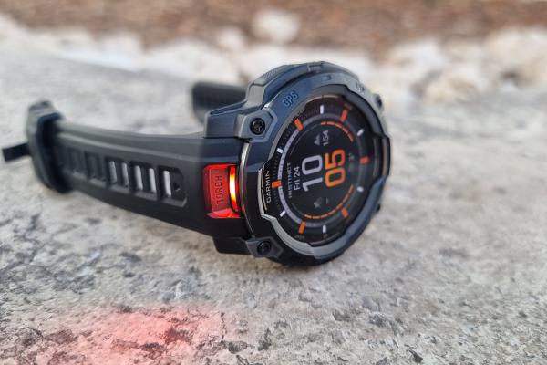 Prezentare Garmin Instinct 3 (45mm): Smartwatch robust pentru aventură, acum cu display AMOLED, autonomie de până la 18 zile, lanternă LED