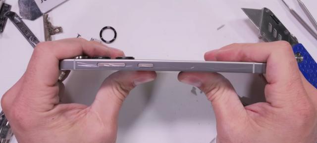 Samsung Galaxy S25 Ultra este disecat în faţa camerei; Vedem şi testul de rezistență JerryRig (Video)