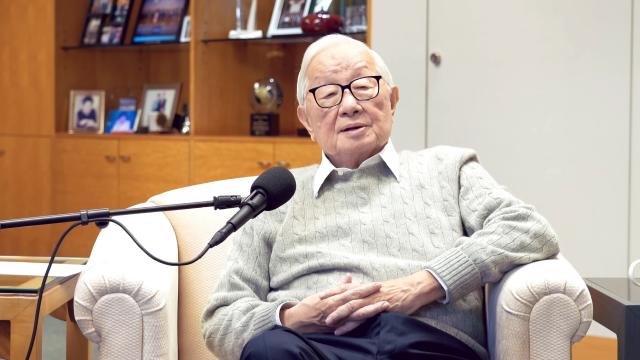 <b>Morris Chang, fondatorul TSMC, dezvăluie la 93 de ani cum a câștigat producția de cipuri pentru iPhone</b>Fondatorul TSMC, Morris Chang, a dezvăluit în cadrul unui interviu rar cum compania sa a reușit să devină principalul furnizor de cipuri pentru Apple, depășind Intel. Discuția, realizată de Acquired, oferă detalii despre relația TSMC cu Nvidia..