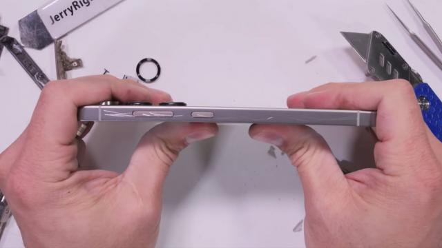 <b>Samsung Galaxy S25 Ultra este disecat în faţa camerei; Vedem şi testul de rezistență JerryRig (Video)</b>Dacă nu v-aţi săturat de ştiri despre Samsung Galaxy S25 Ultra, azi avem unele în plus pentru voi. E poate cea mai importantă, deoarece aflăm ce e la interiorul telefonului şi îl vedem şi desfăcut în faţa camerei. Flagshipul-ul costă 7199 lei