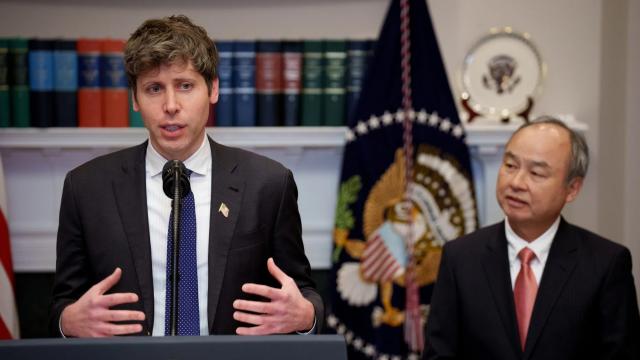 <b>Sam Altman și OpenAI pregătesc un dispozitiv AI revoluționar; vizează înlocuirea smartphone-urilor și dezvoltarea propriilor cipuri</b>Sam Altman, CEO-ul OpenAI, se află în Japonia unde susține conferințe la universități și poartă discuții cu oficialii guvernamentali, inclusiv cu prim-ministrul țării. Într-un interviu acordat publicației Nikkei, Altman a anunțat că OpenAI lucrează la un 