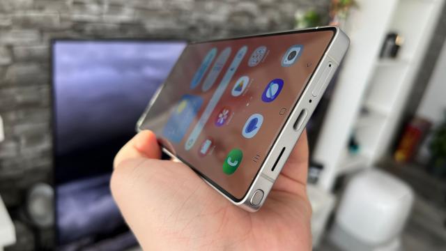 <b>Samsung Galaxy S25 Ultra: Acustica îmbunătăţită de la S24 Ultra, mi se pare</b>Galaxy S25 Ultra are una dintre cele mai înguste fante pentru speakerul de sus de pe piaţă, aşa îngustă ca aproape că nici nu o vezi. Acel difuzor pentru convorbiri conlucrează cu cel de jos, pentru a oferi o experienţă stereo ascultătorului