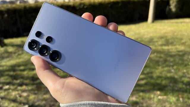 <b>Samsung Galaxy S25 Ultra: Hardware marginal upgradat, practic doar CPU, procesor, puţin ecranul</b>Samsung Galaxy S25 Ultra pare să aducă mai puţine upgrade-uri faţă de S24 Ultra decât a adus S24 Ultra faţă de S23 Ultra... De fapt salturile au fost incrementale de 2-3 generaţii încoace, în stil iPhone. Pe scurt, e vorba despre procesor nou