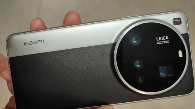<b>Xiaomi 15 Ultra acum și în fotografii hands-on, cu design inspirat de aparatele foto Leica și o amplasare risipită a camerelor din spate</b>Xiaomi 15 Ultra va debuta oficial pe data de 26 februarie pe piața din China și trebuie spus că avem și promisiunea unei lansări globale, poate prin primăvară? Până atunci avem astăzi în fața ochilor o fotografie hands-on cu flagship-ul 