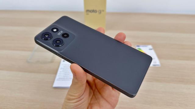 <b>Motorola moto g75 5G: Design echilibrat si robust, gata de medii dure</b>Motorola Moto G75 5G impresionează printr-o construcție echilibrată, având o grosime de 8,3 mm și o greutate de 205 sau 208 grame, în funcție de versiune. Disponibil în variante cu spate din piele ecologică (silicon polimer) sau plastic