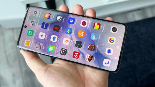 <b>Redmi Note 14 Pro 5G: Baterie cât pentru 2 sezoane şi un pic de Game of Thrones</b>Xiaomi a păstrat în mare aceeaşi baterie pe Redmi Note 14 Pro 5G ca şi pe Redmi Note 13 Pro 5G. Avem acum 5110 mAh în loc de 5100 mAh, dar în mod bizar a scăzut viteza de încărcare, de la 67W la 45W. Nu primim încărcător în cutie
