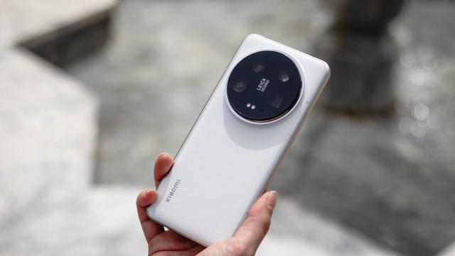 <b>Cât vor costa smartphone-urile Xiaomi 15 şi 15 Ultra în Europa? Aflăm astăzi răspunsul</b>Xiaomi anunţa telefoanele Xiaomi 15 şi Xiaomi 15 Pro încă din octombrie în China, inaugurând procesorul Snapdragon 8 Elite. Acum le aşteptăm sosirea în Europa, dar până atunci aflăm o scăpare a preţurilor pentru modelul