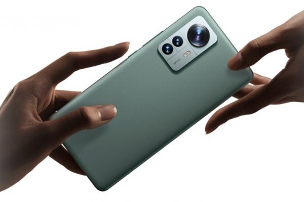 Xiaomi 12 Pro este aici! Vine cu procesor Snapdragon 8 Gen1, încărcare la 120W și 3 camere foto de 50 mpx