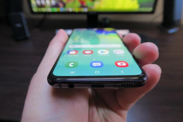 Android 12 vine și pe seria Galaxy S10 la pachet cu One UI 4.0; Actualizarea se distribuie pe S10, S10e și S10+ 