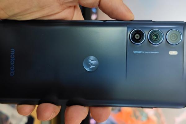 Motorola Moto G200 5G: Design masiv, cu personalitate