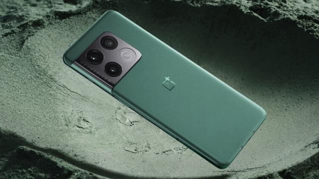 <b>OnePlus 10 ar sosi cu procesor MediaTek Dimensity 9000; ColorOS și OxygenOS ar putea fuziona în acest an</b>OnePlus urmează să lanseze modelul OnePlus 10 Pro în China. Deși compania nu a confirmat oficial data de lansare a noii serii, un leak sugerează că ar putea debuta pe 11 ianuarie. Chiar azi au fost postate chiar și primele fotografii care îl au în prim