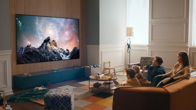 <b>CES 2022: LG prezintă noi televizoare OLED, din seriile G2 și C2; Modele cu HDMI 2.1 cu suport pentru NVIDIA GeForce Now și Google Stadia</b>În cadrul CES 2022 sunt prezentate multe tehnologii și produse interesante. Cum TV-urile OLED sunt la mare căutare încă din 2021, LG a prezentat noi modele pentru 2022 din seriile G2 și C2. Acestea sunt acum disponibile în variante cu o diagonală mai mică