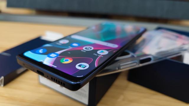 <b>Motorola Moto G200 5G review detaliat în limba română (Evaluare Mobilissimo)</b>Motorola a inaugurat două lucruri pentru noi în acest an prin Moto G100: procesorul Snapdragon 870, care depăşeşte Snapdragon-urile din 2020, deci automat şi flagshipurile asociate, dar şi Ready For. Aceasta este platformă care permite ca odată ce ai..