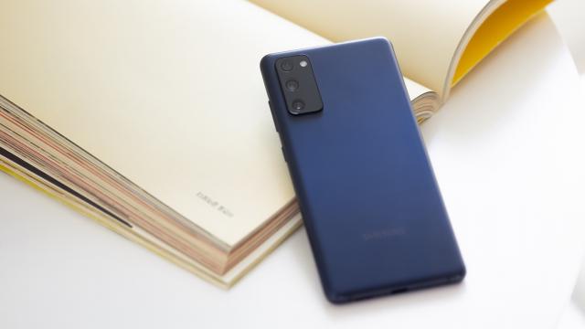 <b>Samsung a vândut 10 milioane de unități Galaxy S20 FE într-un singur an</b>Samsung lansa în trimestrul 4 din 2020 smartphone-ul Galaxy S20 FE, care a primit versiuni LTE 4G și 5G. Compania sud-coreeană a dezvăluit recent că au fost vândute 10 milioane de unități ale acestui model într-un singur an la nivel global