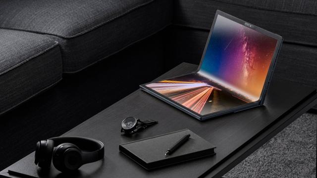 <b>CES 2022: ASUS lansează primul laptop cu ecran pliabil de 17.3 inch din lume - Zenbook 17 Fold OLED va fi din vară în magazine</b>Cu o mulțime de produse a sosit în acest an la CES și ASUS, companie care printre laptop-uri de gaming, monitoare și tot soiul de periferice, a prezentat și primul laptop cu ecran OLED pliabil de 17,3 inch din lume

