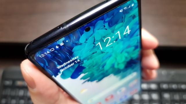 <b>Samsung Galaxy S20 FE 4G şi 5G actualizate Android 12 şi One UI 4.0</b>Samsung îşi continuă seria de actualizări la Android 12 şi One UI 4.0 cu modelele Galaxy S20 FE 4G şi 5G. După ce săptămâna trecută noul soft a ajuns pe seria Galaxy S20, acum ajunge şi pe Fan Edition-ul lansat la final de an 2020 

