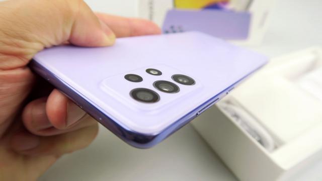 <b>Samsung Galaxy A52 şi A72 actualizate la Android 12, One UI 4.0; Ce primesc nou? </b>A venit şi rândul telefoanelor midrange Samsung să primească actualizarea la Android 12 şi One UI 4.0. În ultima săptămână noul software a ajuns pe seriile Galaxy S20 şi Note 20 sosise pe Galaxy Z Flip 3 şi Z Fold 3. În toamna sosea