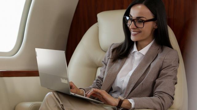 <b>CES 2022: Lenovo lansează noi laptopuri sub seria ThinkBook; Variante cu display secundar, CPU-uri Intel Core Gen 12 și până la 2 TB de stocare</b>Lenovo a prezentat în cadrul CES 2022 o mulțime de laptopuri inedite sub seria ThinkBook. Este vorba despre modele business, dedicate întreprinderilor mici și mijlocii, cu hardware upgradat. Sub lineup își face în acest an apariția și un model cu adevărat