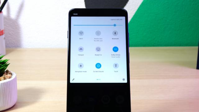 <b>Motorola Moto G200 5G: Conectivitate cu viteze de top, port USB-C ce scoate semnal video</b>Ajunşi la conectivitate trebuie să vă spunem că avem parte pe Motorola Moto G200 5G de Wi-Fi 6E, 5G, Bluetooth 5.2, GPS, NFC şi portul USB-C 3.1, care scoate şi semnal video la o adică. Mă refer evident la conectarea la monitoare prin cablu de la USB-C