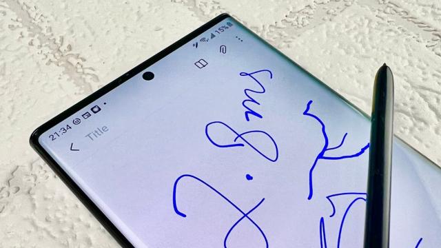 <b>Samsung Galaxy S22 Ultra ar urma să vină cu un S Pen cu latenţă mult redusă, călcând pe urmele lui Note</b>Dacă vi s-a părut impresionantă latenţa de 9 ms a stylusului S Pen de la Galaxy Note 20 Ultra, Samsung ne-a pregătit ceva şi mai şi pentru Galaxy S22 Ultra. Ştim deja că acest telefon va ţine şi loc de Note, ba chiar se specula că ar include 