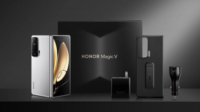 <b>Honor Magic V devine oficial; Primul smartphone pliabil cu procesor Snapdragon 8 Gen1, aduce și 3 camere de 50 mpx</b>La început de săptămână avem și o lansare importantă pentru brandul Honor care iată anunță astăzi primul pliabil din portofoliu. Se numește Honor Magic V și vine ca rival pentru Samsung Galaxy Z Fold3, OPPO Find N și Huawei Mate X2