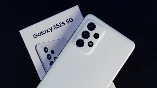 <b>Samsung Galaxy A52s se bucură începând de astăzi de Android 12 + One UI 4.0</b>Samsung este pe val în ultima perioadă în ceea ce privește actualizarea terminalelor sale la Android 12, iar începând de astăzi se bucură de acest release nimeni altul decât Samsung Galaxy A52s 5G. Vorbim despre telefonul mid-range