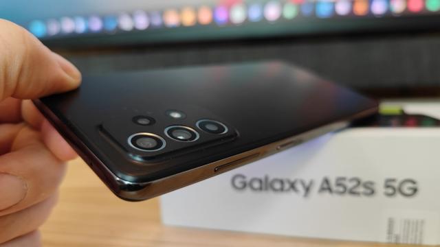 <b>Samsung Galaxy A52s 5G: Design identic cu cel de la Galaxy A52 5G</b>Samsung Galaxy A52s 5G păstrează designul lui Samsung Galaxy A52 neschimbat şi rămâne fabricat din plastic. Are şi aceleaşi muchii groase ale ecranului de 6.5 inch, apropo. În fată avem protecţie Gorilla Glass 5 şi un decupaj discret pentru camera selfie