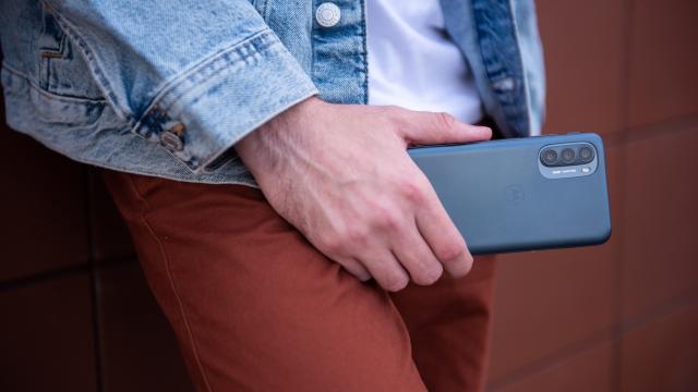<b>Preț și disponibilitate Motorola Moto G31 în România</b>Pe final de lună noiembrie cei de la Motorola anunțau noi telefoane din seria Moto G, 4 la număr, printre care și Moto G31. Acesta tocmai ce a apărut listat la vânzare pe piața din România, motiv pentru care astăzi punem la cale un articol