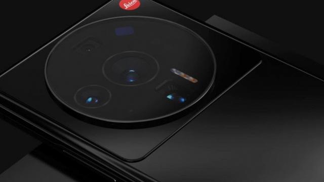 <b>Xiaomi 12 Ultra va aduce aceleaşi setup hardware de camere ca predecesorul Mi 11 Ultra (Zvon)</b>Anul 2022 nu pare să înceapă cu o prea mare evoluţie a camerelor foto de pe flagshipuri. Respectatul zvonac DigitalChatStation a postat astăzi pe Weibo că Xiaomi 12 Ultra ar urma să vină cu aceleaşi camere ca şi Mi 11 Ultra

