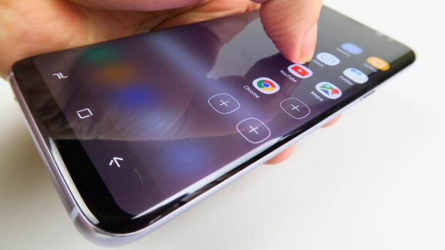 <b>Samsung Galaxy S8 și Galaxy S8+ sunt disponibile de astăzi pe cale oficială în magazinele din țară</b>Astăzi 28 aprilie este ziua debutului comercial al smartphone-urilor Samsung Galaxy S8 și Galaxy S8+ în magazinele de la noi, terminale ce se remarcă prin panourile aproape edge-to-edge pe care sud-coreenii le numesc Infinity Display. La noi în țară ele