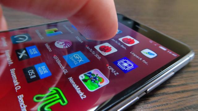 <b>Nubia Z11 Mini: Benchmark la nivel de Galaxy A5 (2016), ceea ce nu e rău deloc</b>Nubia Z11 Mini are tot ce trebuie când vine vorba de hardware şi mă refer aici atât la un CPU capabil, un Snapdragon 617, cât şi la cei 3 GB RAM şi 32 GB stocare. Primim şi GPU Adreno 405 şi la utilizarea de zi cu zi nu am simţit vreun lag, delay sau..