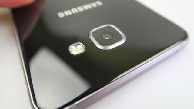 <b>Samsung Galaxy A5 (2016) primește Android Nougat în Rusia; vedem noutățile prin intermediul unui clip video</b>Posesorii de smartphone-uri Samsung Galaxy A5 (2016) au astăzi un motiv de bucurie și asta pentru că update-ul la Android 7.0 Nougat a început a fi distribuit oficial. Pentru moment pachetul software ajunge doar în Rusia, dar posibil ca în perioada ce 