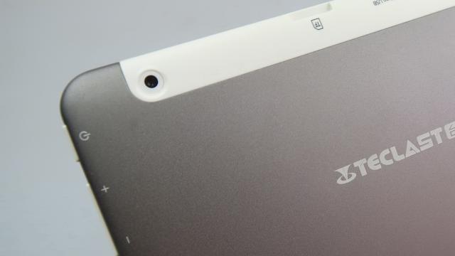 <b>Teclast X98 Plus II: Cameră la fel de bună ca o gaură în tabletă</b>Decât să vorbim despre camera lui Teclast X98 Plus II (2 megapixeli in spate si 2 megapixeli in faţă), care clar nu impresionează, hai să enumerăm câteva situaţii în care nu aveţi cum să folosiţi camera acestei tablete..