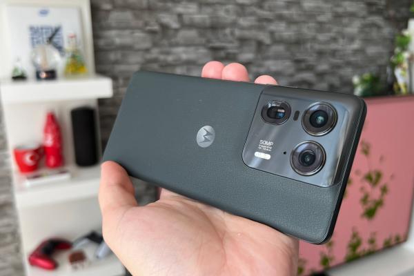 Motorola edge 50 Ultra: Rămânem la ecran curbat, iar spatele se îmbracă în lemn chiar!