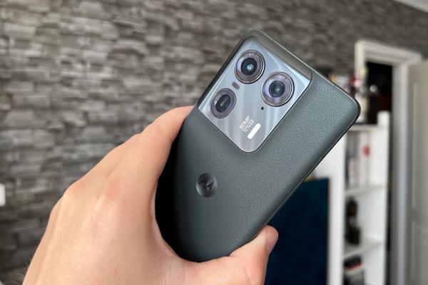 Motorola edge 50 Ultra: Cea mai completă experiență foto livrată de un smartphone Moto, zoom pe cameră periscop, super macro