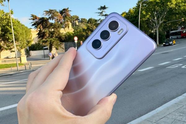 OPPO Reno12 Pro Unboxing și primele impresii direct din Ibiza; Spate cu valuri și AI la posturi