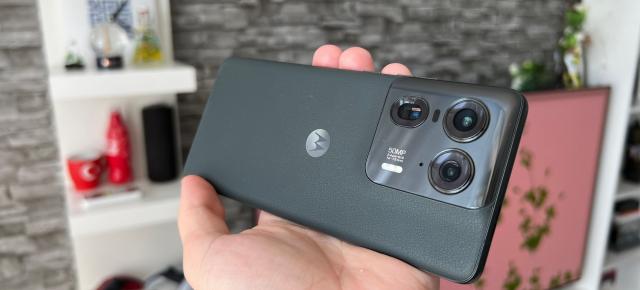 Motorola edge 50 Ultra: Rămânem la ecran curbat, iar spatele se îmbracă în lemn chiar!