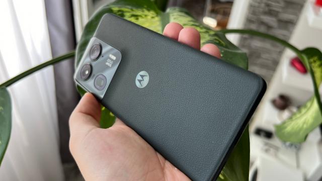 <b>Motorola edge 50 Ultra: Hardware cu propulsie Snapdragon 8s Gen3, mult RAM și stocare pentru România</b>Motorola edge 50 Ultra nu înseamnă doar upgrade de camere, înseamnă și un hardware ceva mai diferit de ce livrează Fusion și Pro. Depășim zona de performanță mid-range și urcăm spre high-mid range sau flagship chiar, asta pentru că telefonul aduce la pach