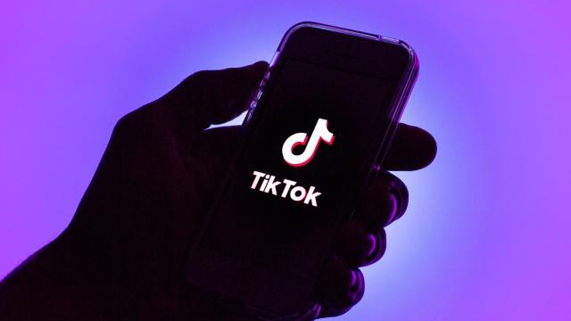 <b>TikTok a fost spart iar hackerii au preluat controlul asupra conturilor celebrităţilor</b>Trebuie să recunosc că am scris un număr mare de articole despre TikTok, dar abia acum e prima dată când scriu despre un hack păţit de această platformă de socializare. Se pare că hackerii au folosit cod malware pentru a prelua controlul