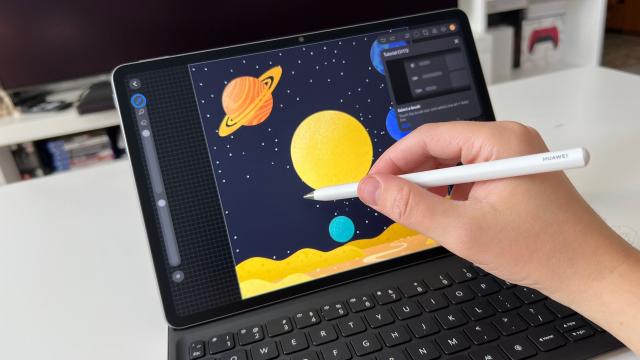 <b>HUAWEI MatePad 11.5 S: Un super ecran mat prietenos cu ochii și cu soarele chiar + suport stylus</b>Ecranul este de departe punctul forte pe tableta HUAWEI MatePad 11.5 S și pe bună dreptate, pentru că acesta are finisaj mat. Vorbim despre un panou cu diagonală de 11.5 inch, rezoluție de 2800 x 1840 pixeli, rată de refresh de 144Hz