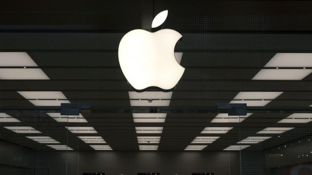 <b>Apple Intelligence: numele ales de Apple pentru AI pe dispozitivele sale</b>Anul trecut, în cadrul WWDC 2023, Marques Brownlee a remarcat că, deși Apple a lansat Vision Pro și a prezentat tehnologii inovatoare, termenii „AI” sau „inteligență artificială” nu au fost menționați deloc în cele 40 de minute de prezentare. Este posibil