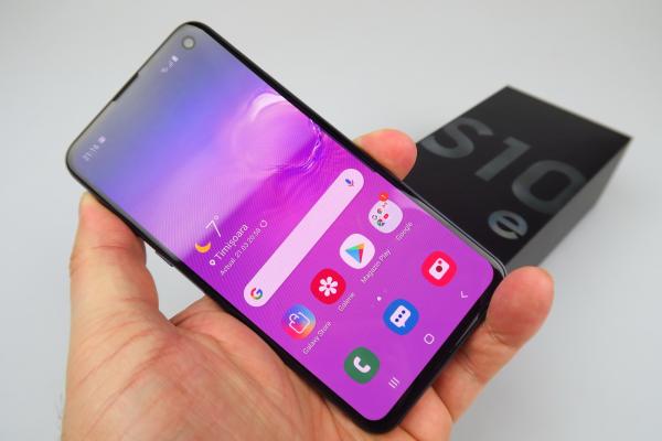 Samsung Galaxy S10e Unboxing + mini review: incredibil de compact, poate subestimat (Video)