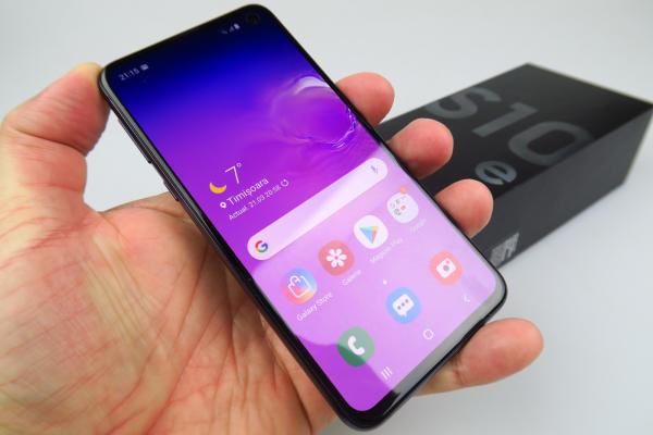 Samsung Galaxy S10e - Unboxing