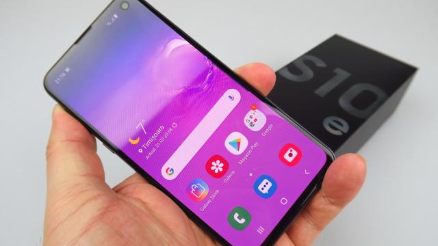 <b>Samsung Galaxy S10e Unboxing + mini review: incredibil de compact, poate subestimat (Video)</b>Am văzut în România multe recenzii pentru Samsung Galaxy S10+, poate câteva la Galaxy S10, dar cumva lumea pare a îl fi uitat pe Prâslea, Galaxy S10e. Mezinul ceva mai colorat şi vesel al seriei Galaxy S10 păstrează dotări de flagship