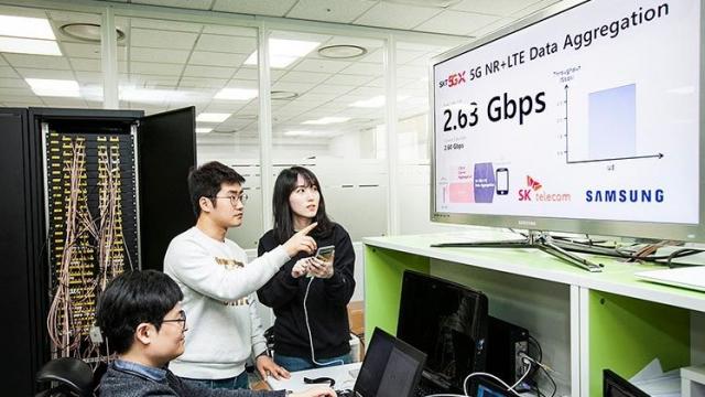 <b>Samsung Galaxy S10 5G poate atinge viteze teoretice de până la 4 Gbps</b>La câteva zile distanță de la aflarea veștii că debutul comercial al smartphone-ului Samsung Galaxy S10 5G este programat pentru data de 5 aprilie, iată că mai sosește o informație prețioasă despre dispozitiv