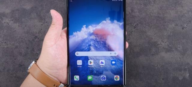 Telefonul rulabil LG Rollable ne face în ciudă şi apare într-un video foarte cool (Video)