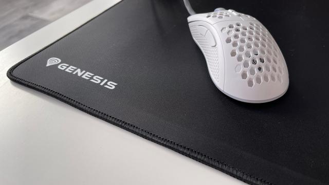 <b>Prezentare Genesis Carbon 700 Maxi Cordura: Mousepad cu acoperire mare, pentru o suprafață de joacă lină și super durabilă</b>Genesis este un nume mare din zona perifericelor de gaming, oferind soluții complete pentru gameri, de la mouși, la tastaturi, căști, microfoane, controllere, carcase PC, birouri, ba chiar și scaune de gaming și boxe. În această vară 